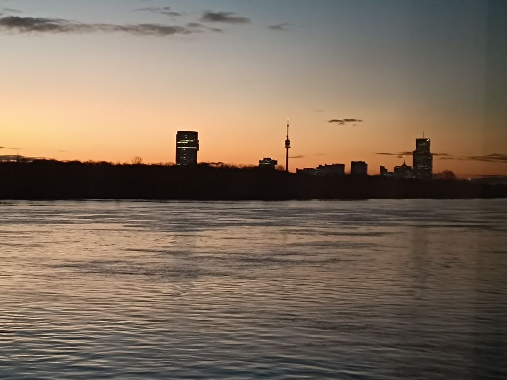 Blick über die Donau zum Donauturm vor Sonnenaufgang.