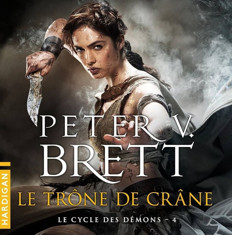 Couverture du tome 4 du Cycle Des Démons de Peter V. BRETT: LE TRÔNE DE CRÂNE 
Une combattante tatouée en tenue de combat brandit une lame courte couverte de runes comme son corps et son armure 