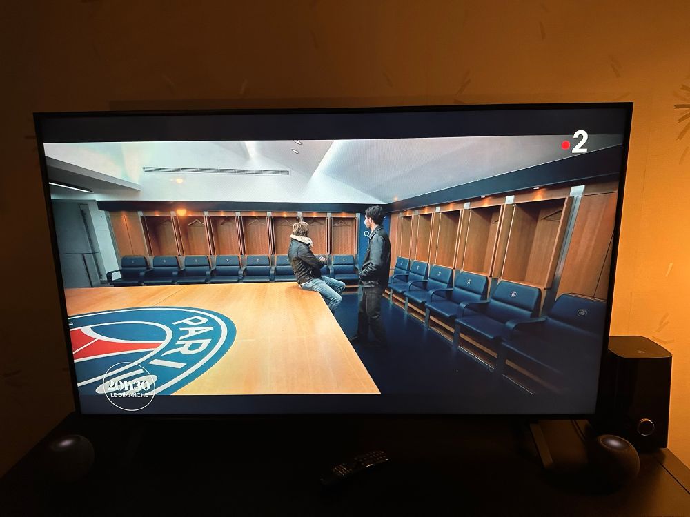 Laurent Delahousse et son invité, Victor Belmondo, dans le Parc des Princes du PSG.