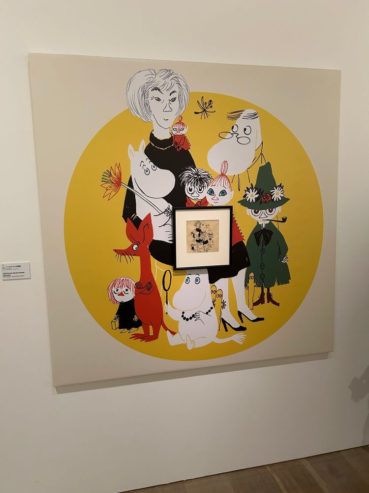 キービジュアルと元になったイラスト「ムーミンたちとの自画像」