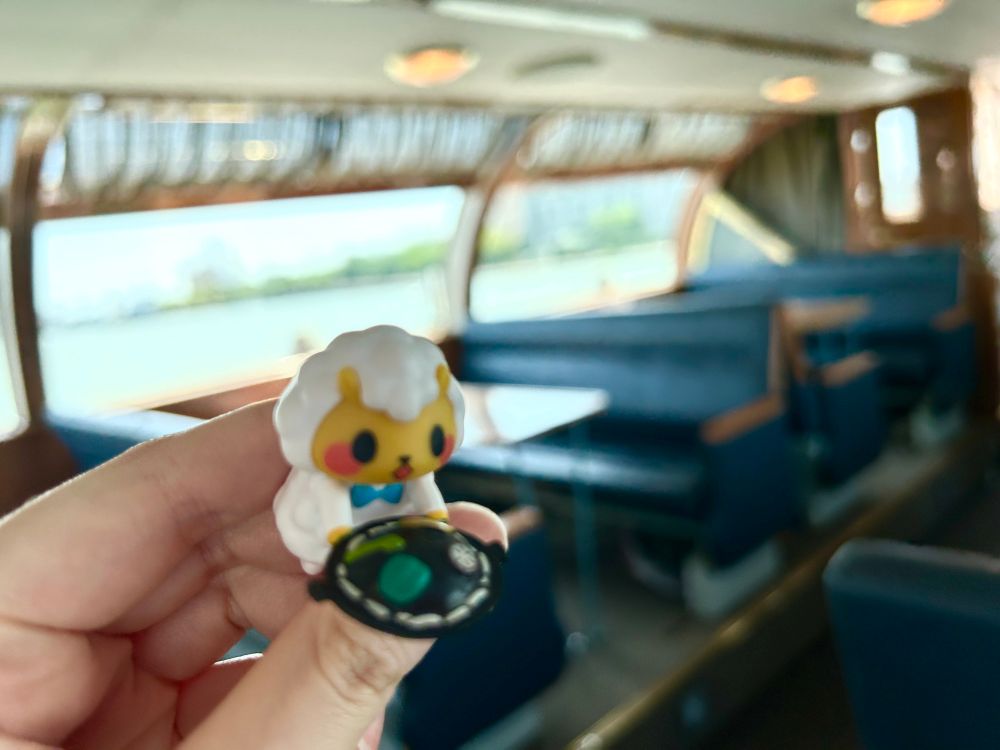 新潟市の水上バス（ウォーターシャトル）内でジンギスカンのジンくんフィギュアを撮影した写真です。