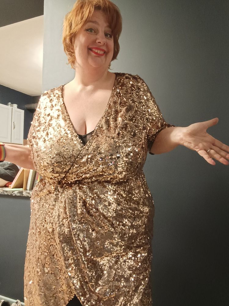 Moi dans une robe à sequins dorée. C'est indescriptible de glitter
