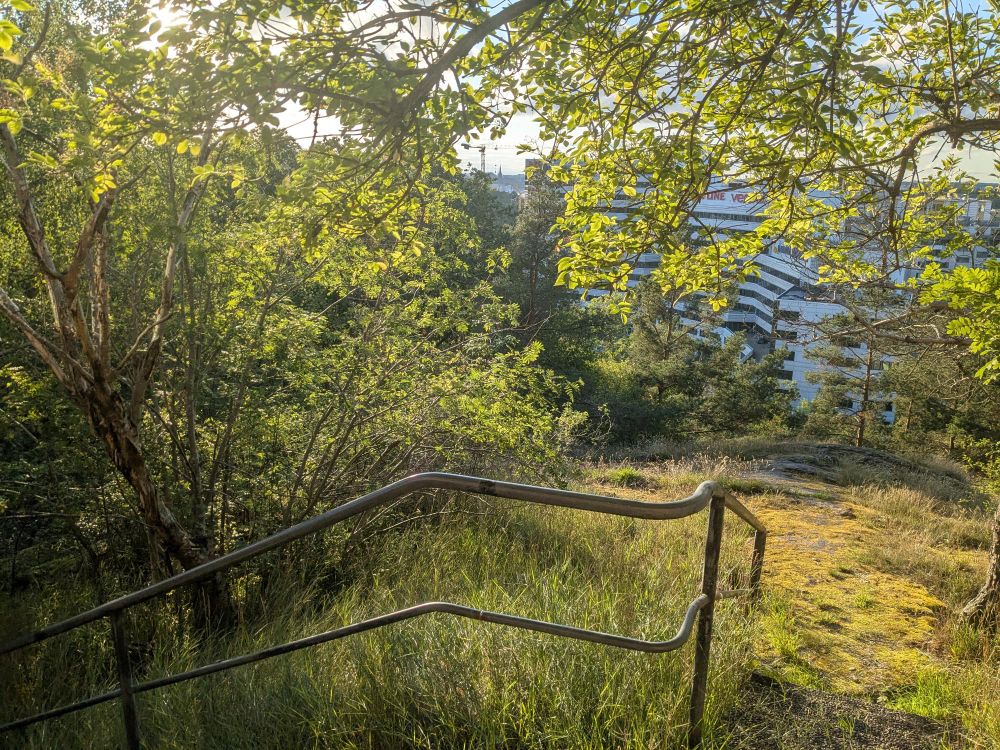 Bild på slutet av en jävligt lång och brant trappa uppför ett berg 