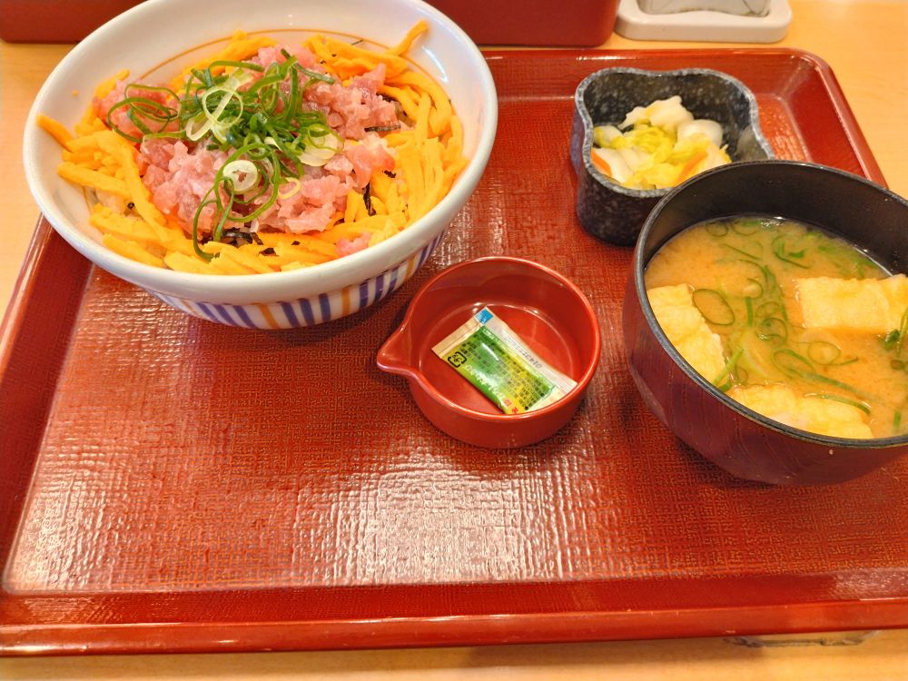 なか卯　まぐろのたたき丼　味噌汁京風漬物セット