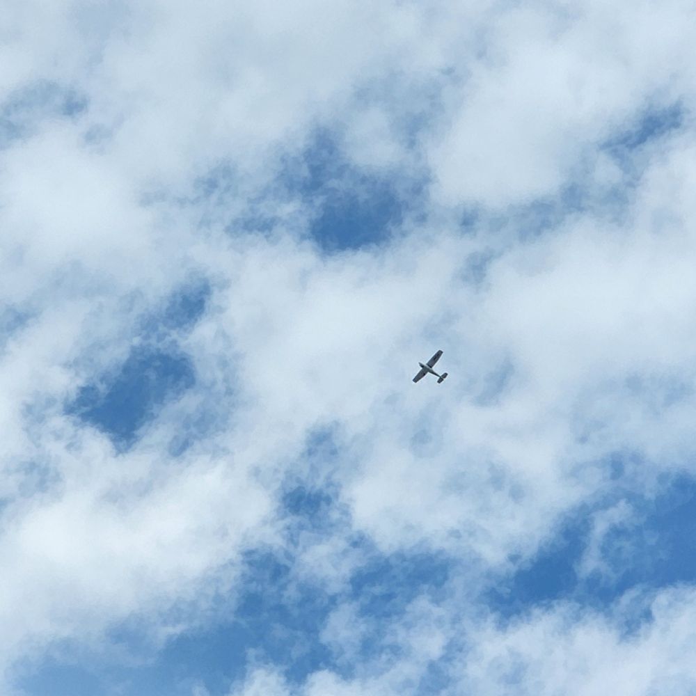 軽飛行機が飛んでました