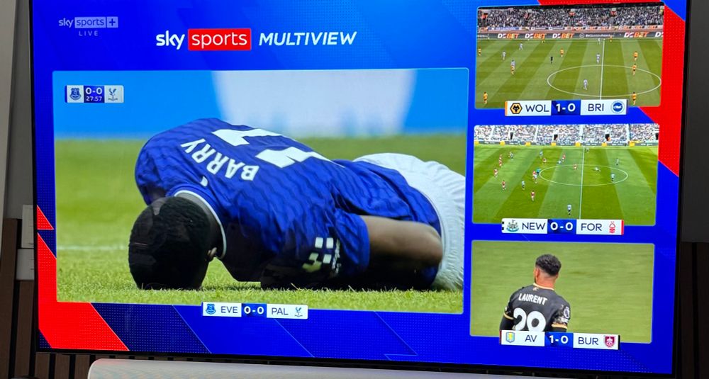 a shot of sky sports multiview showing everton v palace in large form on the left and the other matches on the right
