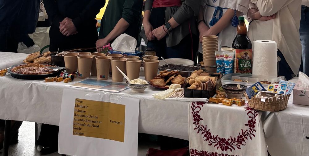 Український стіл: борщ, деруни, запіканка яблучна, запіканка мʼясна, вареники, київський торт, пиріжки, млинці, сирники, сметанка, квас, варення, купа цукерок