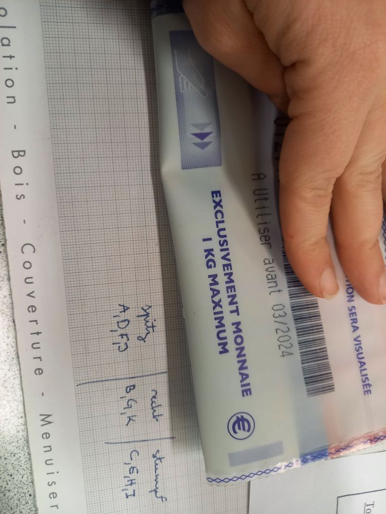 Sachet de monnaie de la banque indiquant "1kg maximum"