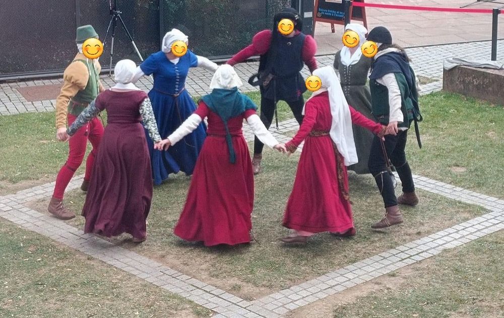 8 personnes en costumes médiévaux dansent