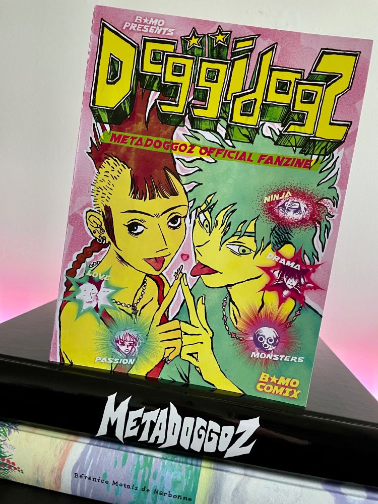 Un exemplaire de DoggidogZ posé sur Metadoggoz et Quitter la Baie, les deux albums de B*MO publiés aux éditions Actes Sud.