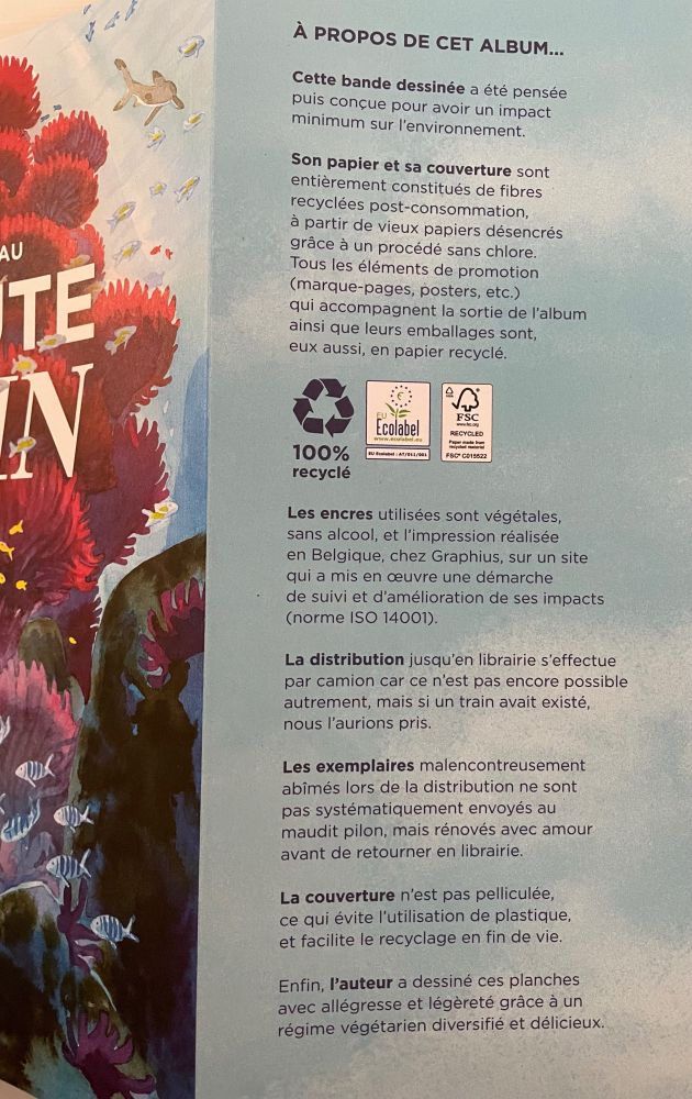 Photo d'un rabat de l'album, où sont détaillés les choix de fabrication (encres végétales, papier recyclé, couverture sans plastique…)