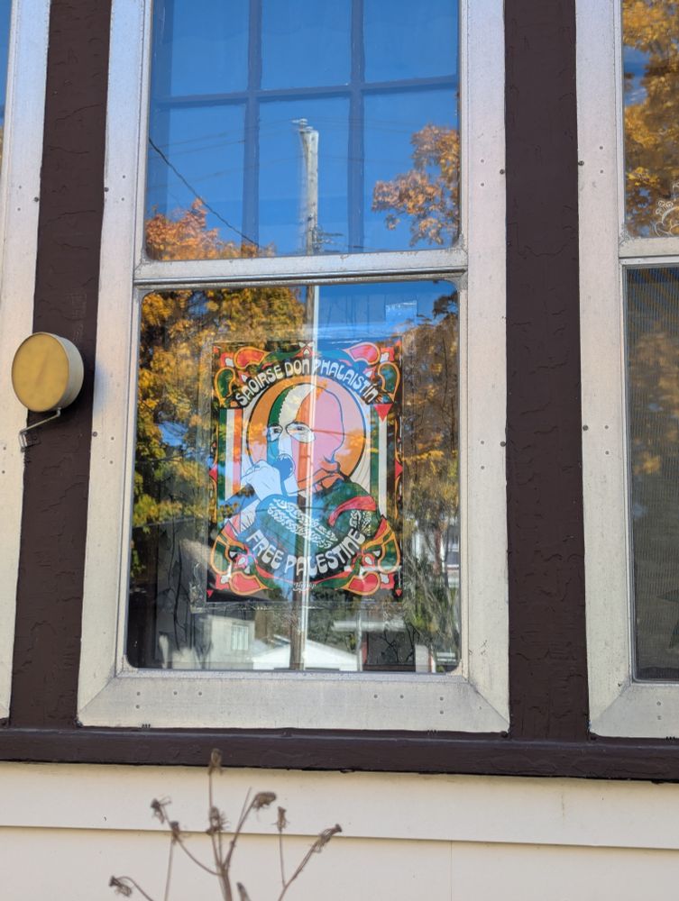 Kneecap poster saying "free Palestine" in Irish gaelic