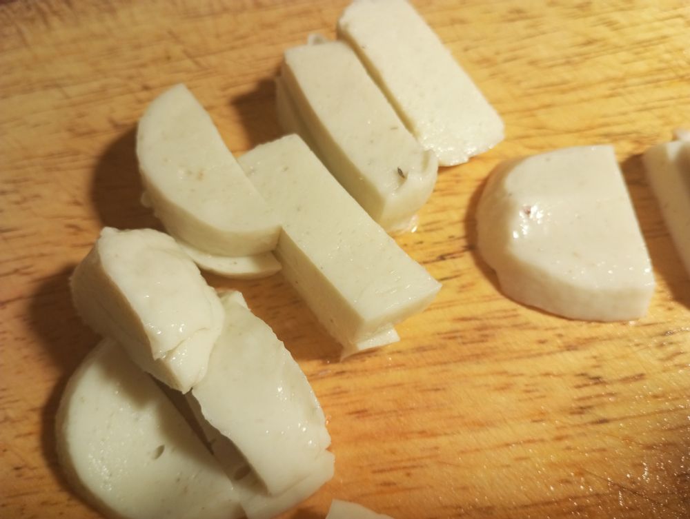 Veganer Mozzarella von Aldi ohne Verpackung und in Stücke geschnitten 