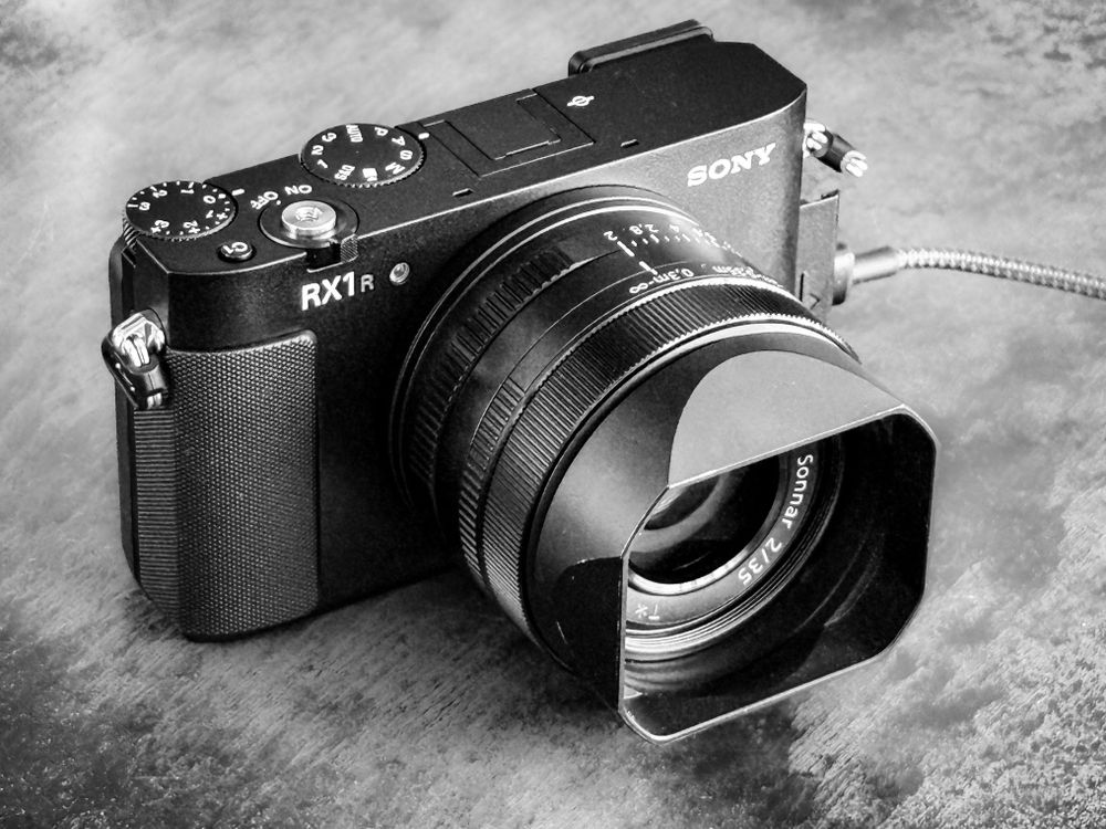Sony RX1R III with Haoge LH-S245N Bayonet Square Metal Lens Hood