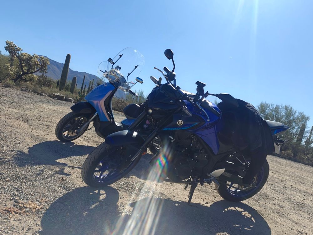 Piaggio Beverly 500 and Yamaha MT-03  in the desert (from a different angle)