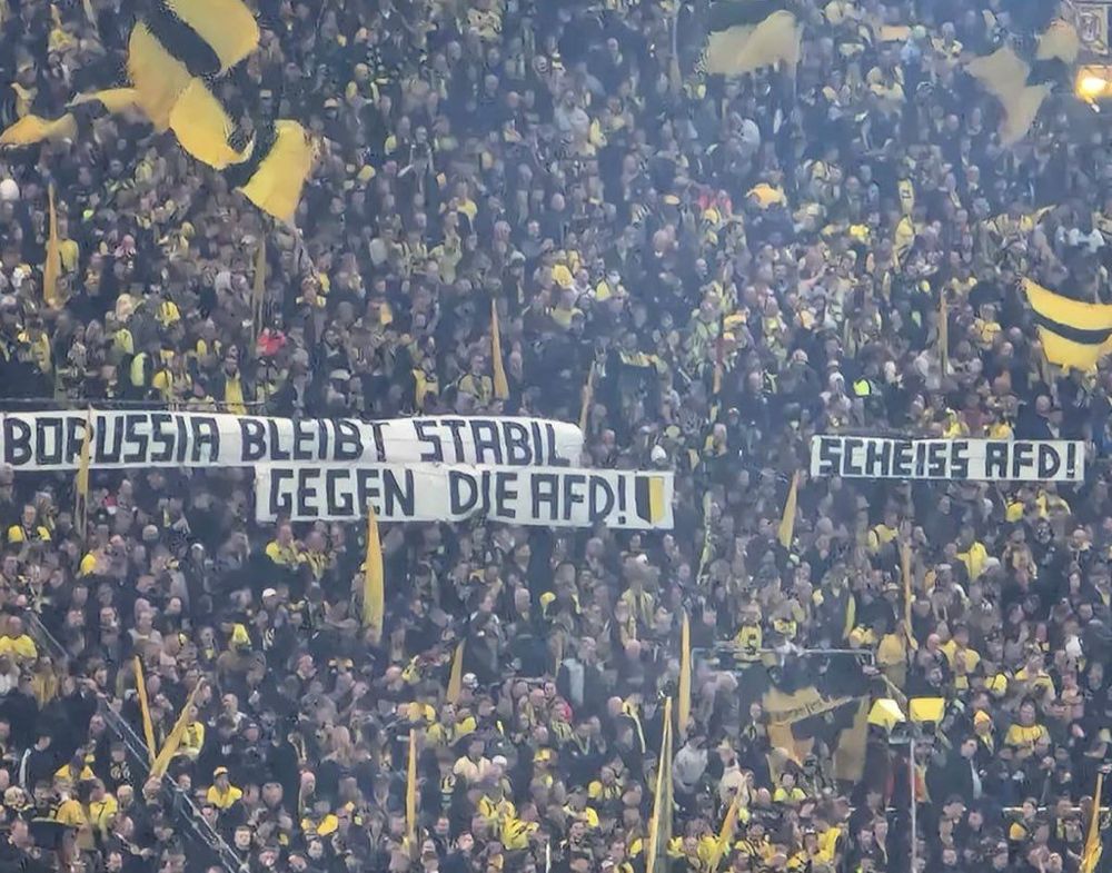 Banners by Borussia Dortmund supporters: “Borussia stays true to its values: against the AfD!”