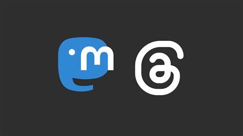  L&#39;immagine mostra due loghi su uno sfondo nero. Il primo logo è di mastodon, blu e rappresenta la lettera &quot;m&quot; in un cerchio, mentre il secondo logo di threads è bianco e rappresenta la chiocciola di un indirizzo email.