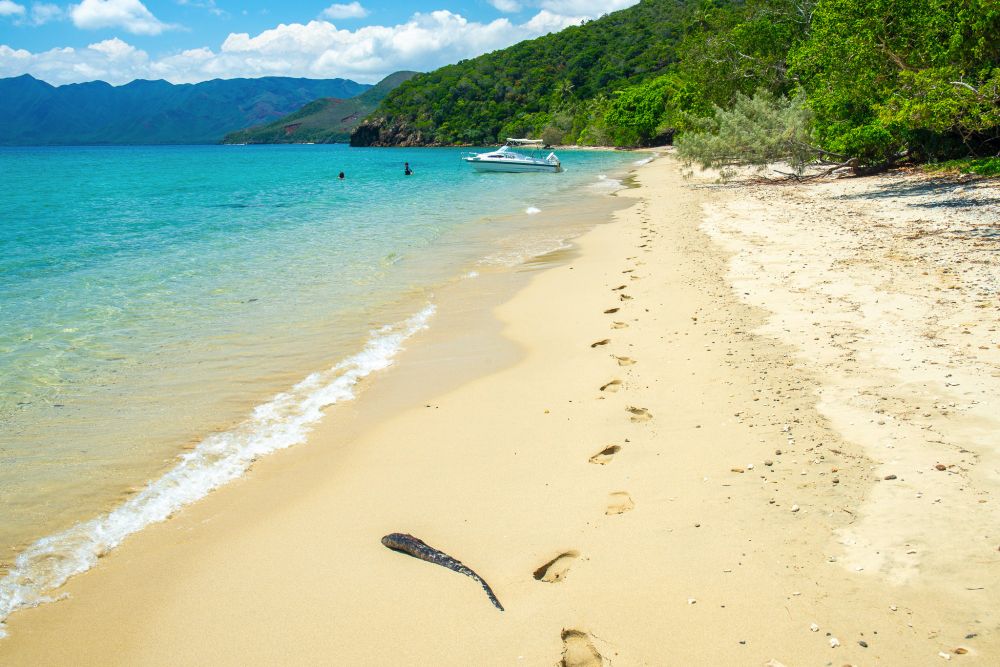 Plage de sable blanc de la baie blanche sur l'île Ouen et bateau au mouillage