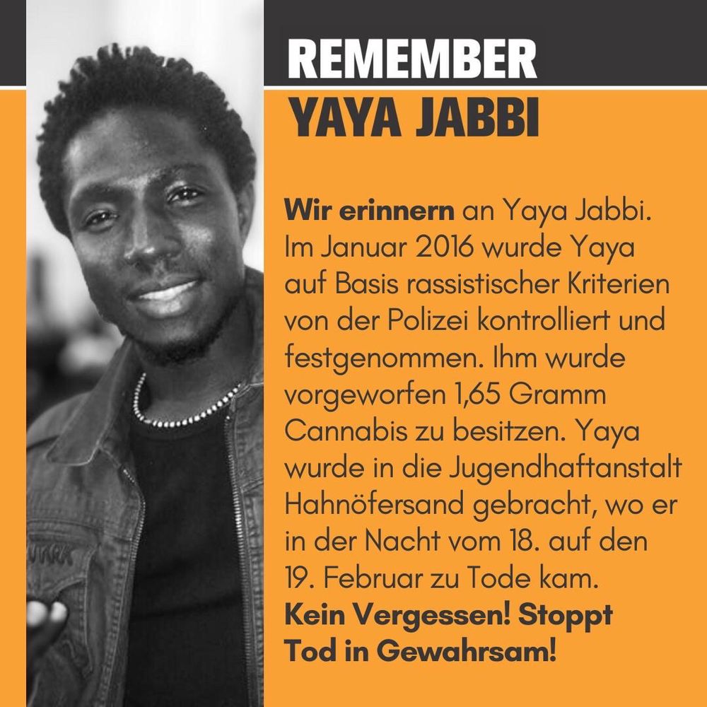 🕯️ Wir erinnern an Yaya Jabbi. Im Januar 2016 wurde Yaya auf Basis rassistischer Kriterien von der Polizei kontrolliert und festgenommen. Ihm wurde vorgeworfen 1,65 Gramm Cannabis zu besitzen. Yaya wurde in die Jugendhaftanstalt Hahnöfersand gebracht, wo er in der Nacht vom 18. auf den 19. Februar zu Tode kam.

▪️Kein Vergessen! 
▪️Stoppt Tod in Gewahrsam!
