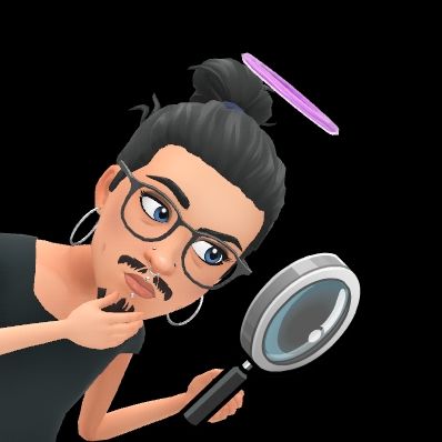 3D Avatar: Person hat lange dunkle Haare im Dutt, einen Heiligenschein über dem Kopf, trägt eine große runde Brille mit dunklem Rand, große silberne Ohrringe und hat einen Oberlippen- und Kinnbart. Person trägt ein schwarzes kurzärmeliges Shirt. Person lehnt von der linken Bildseite hinein und blickt interessiert durch eine große Lupe nach unten, die rechte Hand am Kinn.