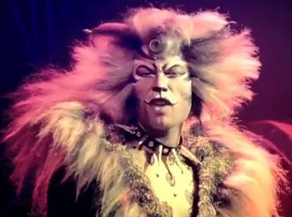 A human, Jason Derulo, masquerading as a human-cat hybrid named Rum Tum Tugger