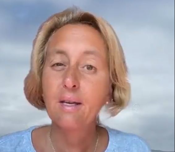 Trixie vom Storch mit komischem Blick. Wie besoffen irgendwie.