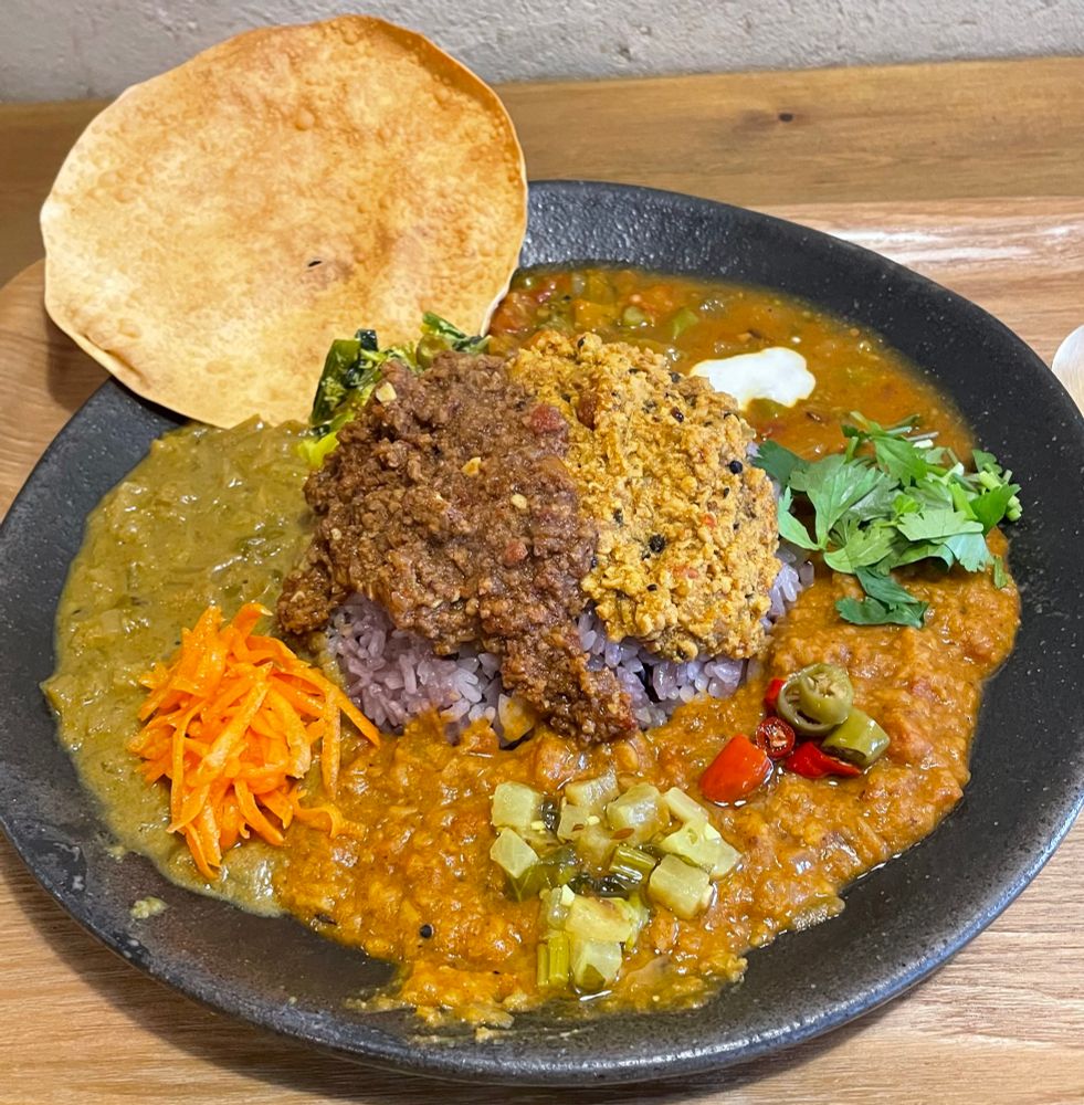 上左:ポーク 上右:チキン
左:ココナッツ 下:ダール（豆） 上:ラッサム（トマトとタマリンド）