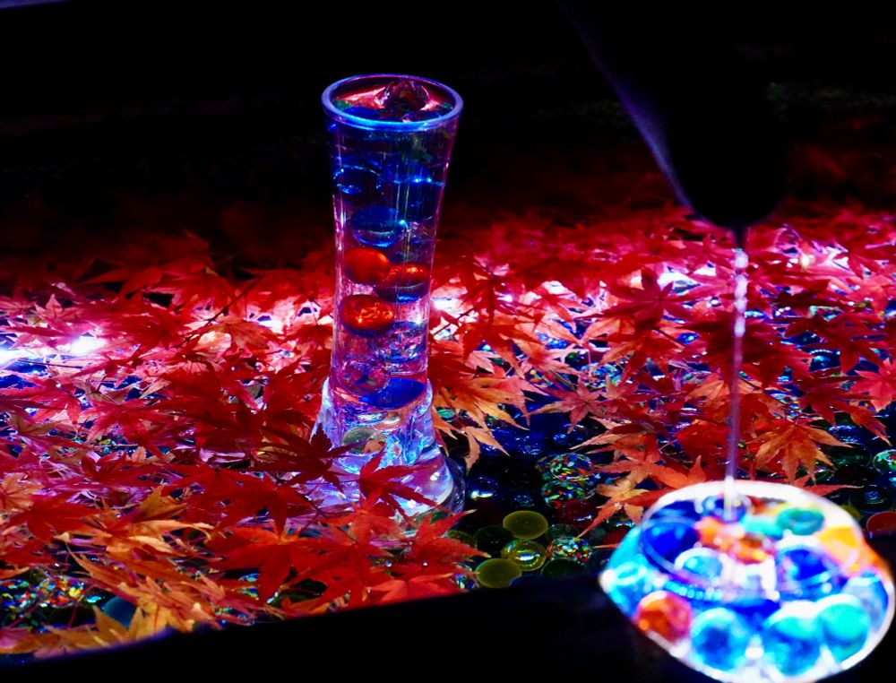 岡寺の花手水 ビー玉と紅葉の組み合わせ