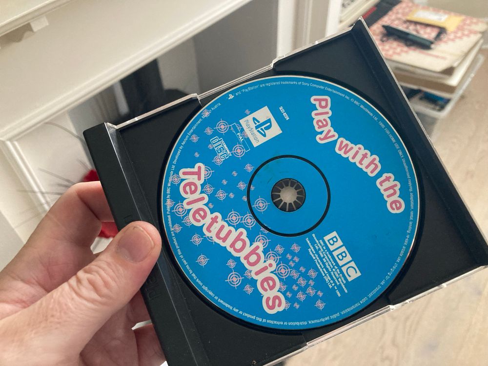 Front of the damaged case (missing the front and sleeve) showing the game disk. 