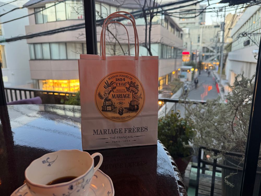 飲みかけのコーヒーと、マリアージュフレールの紅茶（お土産に買いました）