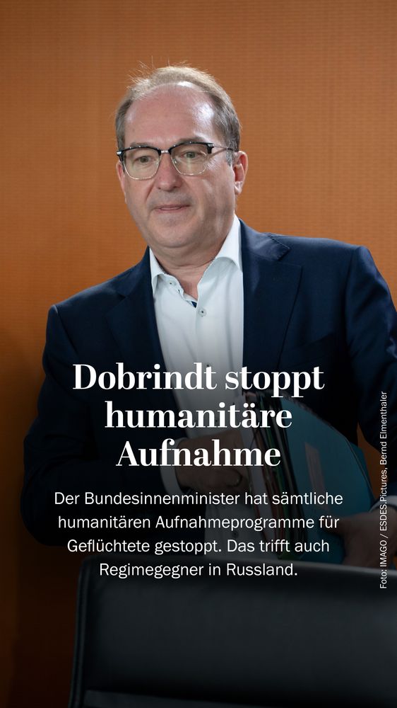 Alexander Dobrindt hinter einem Stuhl stehend. Darunter Textzeile in groß: "Dobrindt stoppt humanitäre Aufnahme"