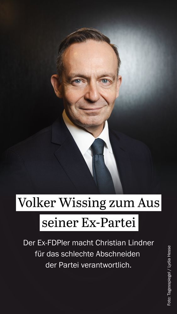 Volker Wissing in Anzug mit grauer Krawatte vor einem dunklen Hintergrund, leicht lächelnd.