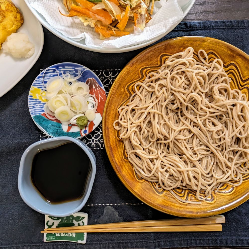 ざる蕎麦、野菜のかき揚げ、厚焼き玉子。