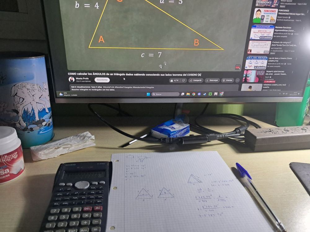 Unha foto dunha mesa, onde se están a realizar cálculos.