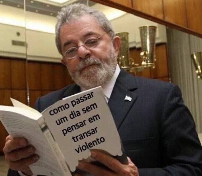 Presidente do Brasil, Luiz Inácio Lula da Silva, lendo um livro, sentado em uma cadeira.