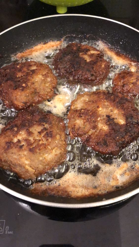 Buletten, Fleischlaiberl, Fleischpflanzerl, Frikadellen … in der Pfanne