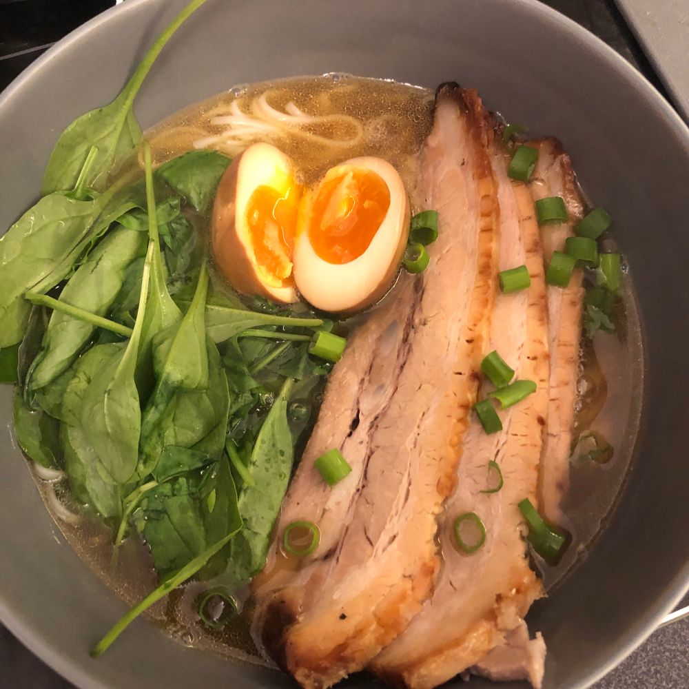 Ramen mit Schweinebraten, Spinat und Ei