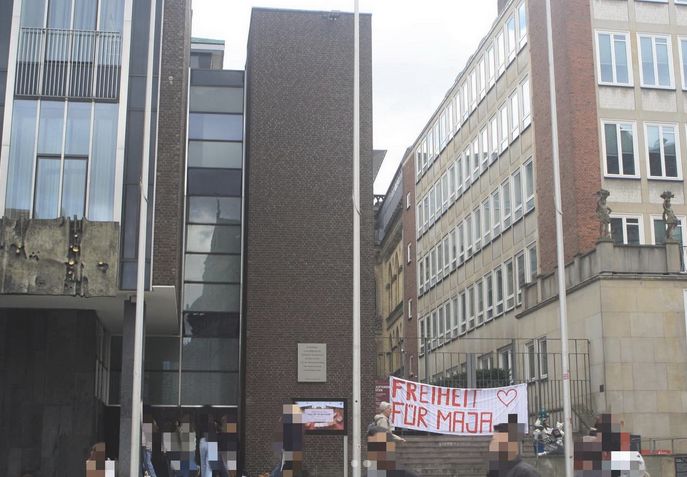 Foto der Bremer Bürgerschaftsgebäude davor ist ein Banner zu sehen. darauf ist zu lesen Free Maja