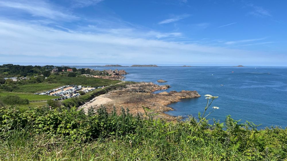 Des cailloux de l’herbe et la mer 
