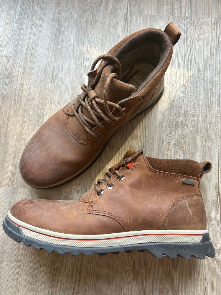 Braune. halbhohe Lederboots der Marke Clarks 