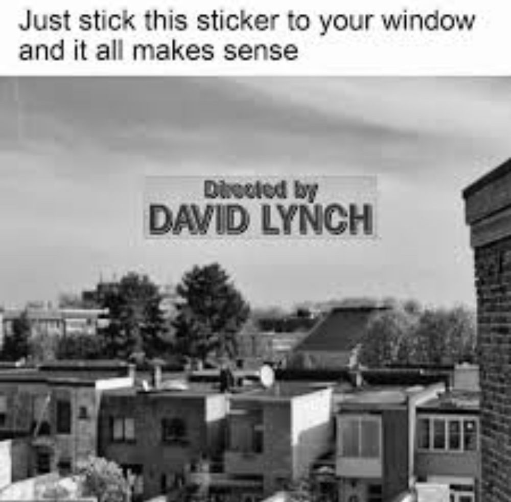 Sticker mit Text „directed by David Lynch“ am Fenster mit Blick auf Häuser, darüber der Satz „just stick this sticker to your window and it all makes sense“