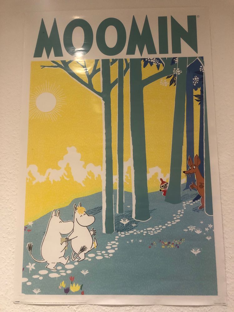 Moomin Poster: zwei Mummins gehen in den Wald
