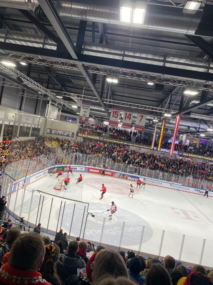 Eine Eisfläche auf der Deutschland gegen Österreich spielt 