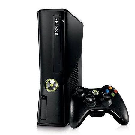 imagem do xbox 360, um console retangular, preto, com um botão prateado com luzes verdes, e ao lado o controle, tambèm preto e com botão prateado de luzes verdes no centro, e os botões do lado direito são coloridos em amarelo, azul, verde e vermelho
