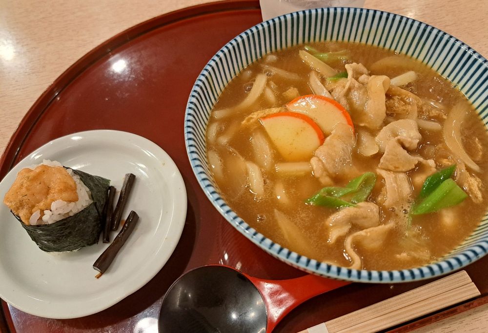 左に天むすが1つ、右にカレーうどん。