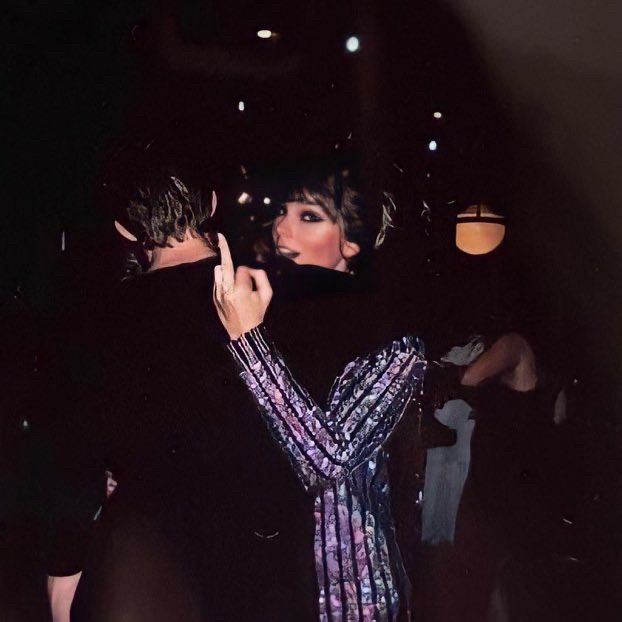 Taylor Swift giving the middle finger