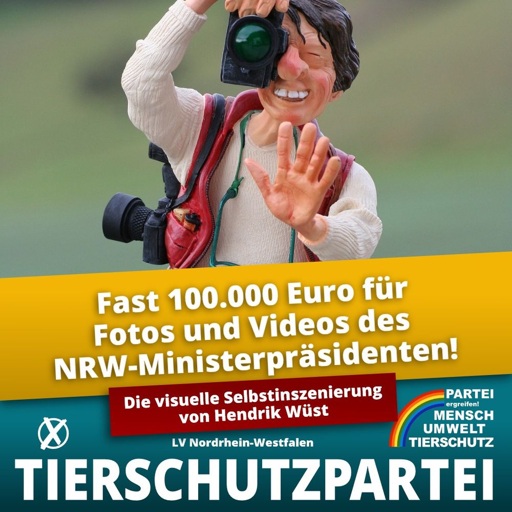 Das Bild zeigt eine Figur, die einen Fotografen darstellt, wie er durch eine Kamera blickt und mit der anderen Hand ein Stoppzeichen gibt. Der Hintergrund ist in zwei Bereiche geteilt: oben ist ein grüner Bereich und unten ein gelber Bereich mit Text. Der Text auf Gelb ist eine Nachricht auf Deutsch, die sich auf eine Summe von fast 100.000 Euro bezieht, die für Fotos und Videos eines Ministerpräsidenten ausgegeben wurden, mit einem speziellen Bezug zu Hendrik Wüst. Im oberen Teil des Bildes steht "Tierschutzpartei" zusammen mit einem Symbol, das für eine politische Partei steht, die sich auf Umwelt- und Tierschutz konzentriert. Der untere Teil enthält spezifische Informationen für eine Region in Deutschland, Nordrhein-Westfalen.