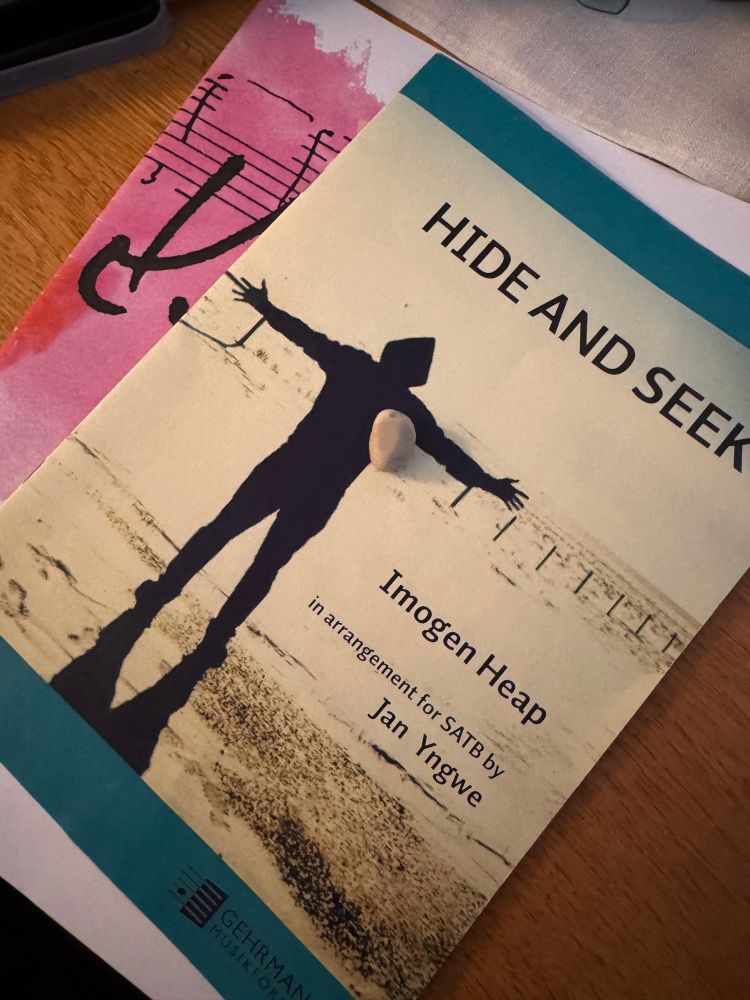 Suddgummi som ligger på noterna för Hide and Seek av Imogen Heap, arr Jan Yngwe. Under ligger ytterligare noter där anteckningar har suddats ut. 