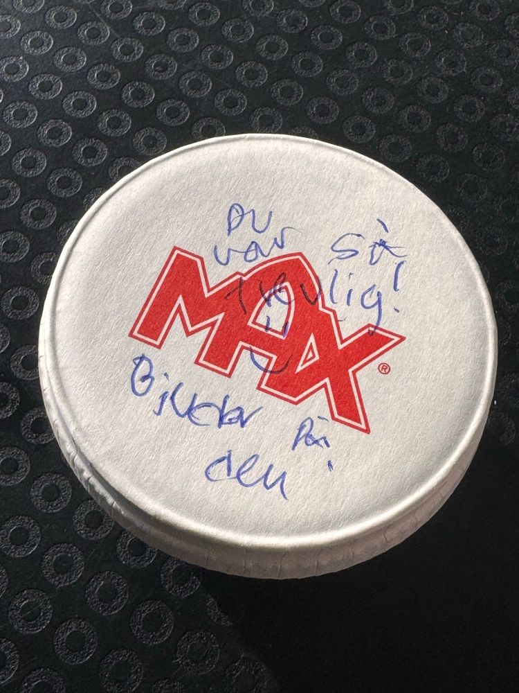 Liten pappersburk med lock, MAX loggan tydligt printad och på locket har någon skrivit ”Du var så trevlig! 😊 Bjuder på den”