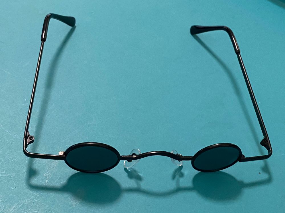 リンク先のベイマックス風サングラスに良く似た、レンズが丸くてとても小さいデザインのサングラス。
個人的にはMCUのコレクターっぽいと思って買ってあったもの。